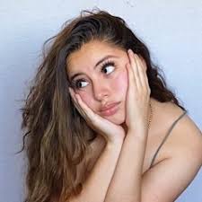 Sarah Vera's Instagram, Twitter & Facebook