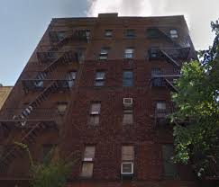 Scările blocurilor vechi de locuit din capitală arată în multe cazuri ca după război, iar această situație nu va fi remediată prea curînd. Ce Si A Construit Un Barbat Din New York Pe Acoperisul Blocului Imaginea Surprinsa De Un Fotograf De La Inaltime Foto