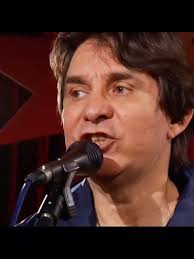 Cada pessoa vive o luto de uma maneira. No meu caso primeiro fico em  choque, vem a não aceitação e depois lembro que a vida continua, que é  infinita. Então meu coração