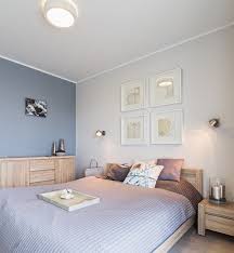 Graublaue Wandfarbe Und Helle Massivholzmobel Im Schlafzimmer Zimmer Wohnzimmer Farblich Gestalten Blaues Schlafzimmer
