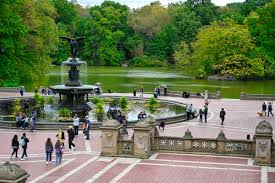 Central park conservancy), частной, некоммерческой организацией, которая управляет парком по контракту с департаментом парков и мест отдыха (англ. Bethesda Fountain Im Central Park Die Weltenbummler