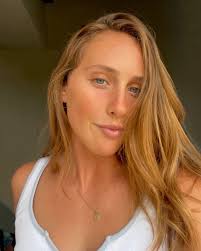 Helen Schaefer's Instagram, Twitter & Facebook