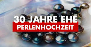 Es werden einige bilder vorgestellt, die ein motiv zum sie sind vor allem für freunde geeignet, aber. 30 Hochzeitstag Perlenhochzeit Geschenkidee Feier Bedeutung