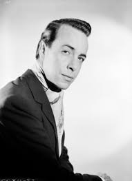 Carlos Navarro, actor, viste saco y gazné, retrato de perfil | Mediateca  INAH