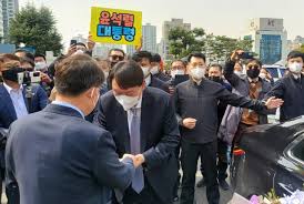 권영진 대구 망언 이광재, 시민에 백배사죄하라. ì •ì¹˜ì¸ ìœ ì„¸ìž¥ ë°©ë¶ˆì¼€ í–ˆë˜ ìœ¤ì„ì—´ ëŒ€êµ¬ ë°©ë¬¸ í˜„ìž¥