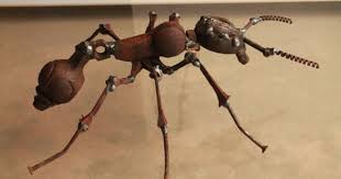 Si Tratta Di Una Scultura In Metallo Rottami Di Un Comune Red Ant E Lungo 8 E Costruito Da Diversi Tipi Di Chiodi Bulloni Junk Metal Art Scrap Metal Metal