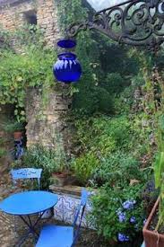 Ooo I Love The Mistry Overgrown Look And The Blue Accents Arquitetura Pessoal Via Http Bit Ly Epinner Dream Garden Beautiful Backyards Cottage Garden