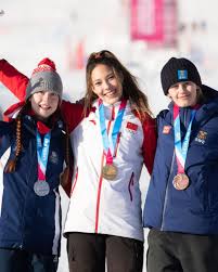 2003, ailing valley (eileen gu) was born in san francisco, his father was a white american mother, beijing, was a ski instructor. The 16 Year Old Genius Girl Gave Up Her American Citizenship And Won 3 Golds And 1 Silver For China I Am Chinese Inews