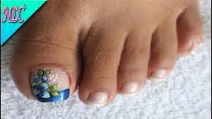 Combinar el diseño de las uñas de los pies y las uñas de las manso es una buena idea para verse bien y con estilo. Pintado De Unas Para Pies De Flores Y Mariposas Nail Art