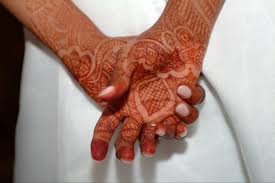 Kamu hanya perlu memegang tube ini dan mulai menggambar henna di tangan. Astaga Mudahnya Memakai Henna Dengan 5 Cara Ini Pada Tangan Kamu Bukareview