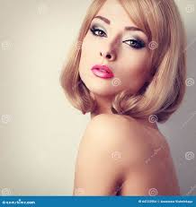 Mulher Bonita Da Composição Com Olhos Verdes E Batom Cor-de-rosa Short Foto  de Stock