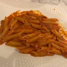 Occorreranno solo pochi ingredienti e, mentre lessate la pasta, sarà pronto anche un ottimo sugo. Penne Al Pomodoro Pancetta Vodka E Crema Di Latte Picture Of Neromo Florence Tripadvisor