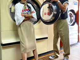 Grosseltern mit vergessener Kleidung aus Wäscherei zu Instagram-Ruhm