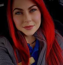 Kelly Loveday's Instagram, Twitter & Facebook