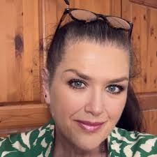 Mi hermana hizo esta cama de madera tallada, pero nadie aprecia su trabajo.  🥰👌💖