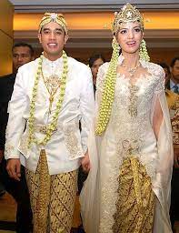 Mereka menggunakan pakaian yang sama. Pakaian Adat Sunda Wanita