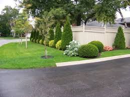 Thelawnking Com Your Local Toronto And Etobicoke Lawncare And Garden Care Company The Lawn King Residen Lawn And Garden Landscaping Along Fence Garden Care