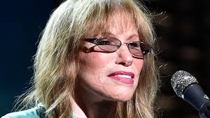 Tragic Details About Carly Simon