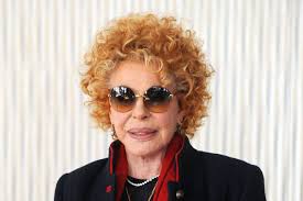Ornella vanoni è attualmente il giudice di amici. Ornella Vanoni Aborto Del Figlio Di Gino Paoli Il Racconto