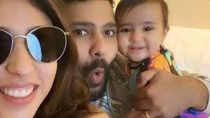 యజ్వేంద్ర చహల్‌ భార్య ధనశ్రీ వర్మతో కలిసి ధావన్‌ బాంగ్రా డ్యాన్స్‌తో ఇరగదీశాడు. Rohit Sharma S Wife Yuzvendra Chahal Involve In A Funny Banter See Posts