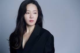 엄지원(嚴志媛, 1977년 12월 25일 ~ )은 대한민국의 배우이다. ì—„ì§€ì› ë‚¨íŽ¸ê³¼ ì§'ì•ˆ