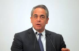 Εντοπίσθηκε από τη σύζυγό του, χωρίς τις αισθήσεις του στο γραφείο του στο κρυονέρι και διακομίσθηκε στο κατ. Kwnstantinos Mixalos 8etikh H Epanenar3h Twn Syzhthsewn Gia Mia Metarry8mish Toy Asfalistikoy Systhmatos