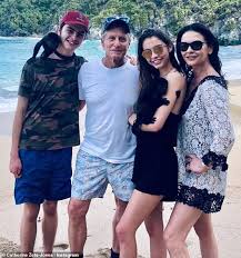 She is a daughter of patrick jones, who owned a sweet factory, and of dia jones, a seamstress. Catherine Zeta Jones Shares Family Portrait With Husband Michael Douglas And Their Two Children Daily Mail Online