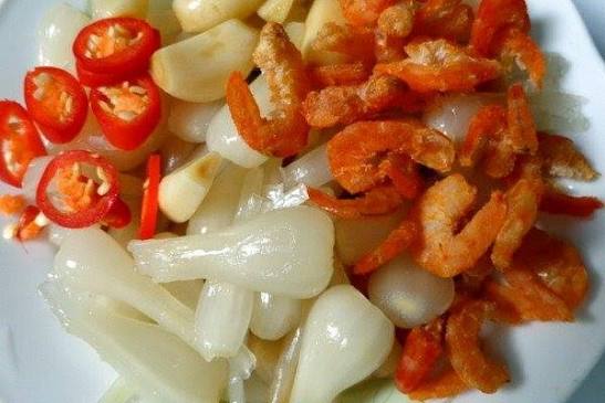 Tôm khô củ kiệu là món ăn không thể thiếu trong mâm cỗ ngày Tết của người dân Nam Bộ. Ngày Tết sẽ mất đi nhiều ý nghĩa nếu như không có