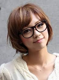 The best thing about a round face is that it does not have any distinct lines and angles. Hair Styles For Round Faces Hair Styles Round Faces Oval Face Hairstyles Cute Hairstyles For Short Hair Short Hair With Bangs