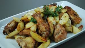 Disponete sopra i pomodorini tagliati a spicchi, la cipolla, il prezzemolo, sbriciolate il dado, il sale, un pò di olio e abbondante formaggio grattugiato. Pollo Al Forno Con Patate Youtube