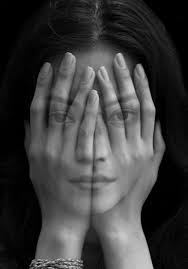 Artistic Black And White Mirror Photography Pin By Nikita Solanki On Love Mirror Painting Amazing Art Photo Art