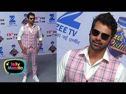 He is an actor and producer, known for kumkum bhagya (2014), kayamath (2007) and kahiin to hoga (2003). Shabbir Ahluwalia Kala Chashma Look At Zee Rishtey Awards 2017 Zee Tv Youtube