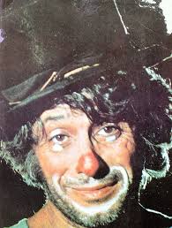 Öğretmen bir annenin ve subay bir babanın üç çocuğundan ortancası olan uygur. Mirasi Kahkaha Olan Usta Tiyatrocu Nejat Uygur Fikriyat