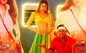 Insulted by rosario, a rich businessman, jai kishen a matchmaker teaches him a lesson by getting his daughter married to raju, a coolie, who poses to be a millionaire. Fdkymibyxrlzqm