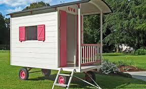 Une Roulotte Pour Enfant Avec Des Dechets De Bois Construire Cabane Roulotte Enfant Roulotte