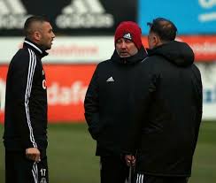 21 yaşındaki stoper yiğithan, bu sezon hiç oynamazken, 25 yaşındaki sol bek rahman ise 9 maçta forma giydi. Sergen Yalcin Bir Tac Ne Kadar Onemliymis Sporx Galeri