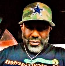 The Dallas Cowboys have announced the passing of 11-time Pro Bowl offensive  lineman Larry Allen. 💔 Allen was 52. He is survived by his wife, his son  and two daughters. RIP to