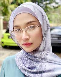 Enak juga sih diajak ngobrol, klihatannya kalo dari gaya bicaranya, dia masih muda banget. Orang Lain Bertudung Nampak Cantik Tapi Kita Tidak Bentuk Wajah Puncanya Mode Mstar