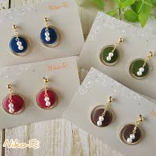 秋冬色 丸ウッドパーツとコットンパールの大人可愛いゆらゆらピアス イヤリング アレルギー対応 ピアス イヤリング イヤリング 樹脂