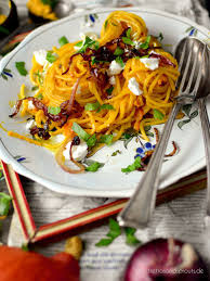 Kurbis Pasta Mit Creme Fraiche Frittierten Roten Zwiebeln Und Ziegenfrischkase Kurbis Pasta Ziegenfrischkase Veggie Rezepte