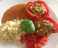 All In One Gefullte Paprika Mit Hackfleisch Und Schafskase Reis Und Cremiger Tomatensauce Rezept Gefullte Paprika Hackfleisch Paprika Mit Hackfleisch Hackfleisch
