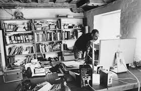 Workspaces Of The Rich And Famous Hubble Messy Desk Steve Jobs Steve Jobs Photo