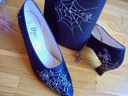 Brides Set Halloween Wedding Shoes 8m And Purse Spider And Web Silver On Black Crepe Gothic Steampunk Ooak 45 00 Via Etsy Halloween Shoes Nice Shoes Bride