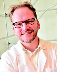 Ambient ionization mass spectrometry: real-time, proximal sample processing  and ionization