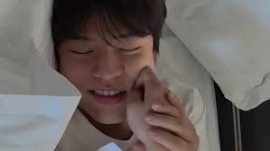 "my life is so unfair" playing as bg music while seungmin living the best  life with his boy crush