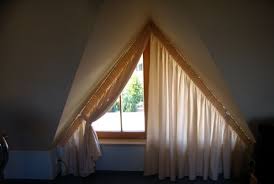 Tolle Ideen Wie Sie Ihr Dreiecksfenster Verdunkeln Dreiecksfenster Gardinen Fur Dachfenster Giebelfenster