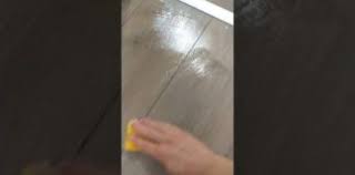 Dilerseniz laminant parkelerinizi sildikten sonra son durulama suyuna bir çay bardağı sirke ilave edebilirsiniz. Mat Parke Nasil Parlatilir