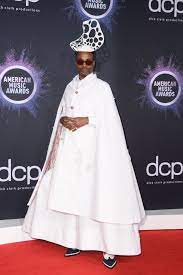 Last night, billy porter arrived—no, wait,. Amas 2019 Billy Porter S Extravagant Hat Has Social Media Weighing In On Daring Look