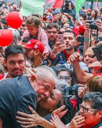 Lula nos braços do povo em Curitiba. #BrasilDaEsperança ...