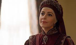 Her first major part was in the sitcom kadin isterse where she played hülya avsar's daughter. 132 Bolum 2021